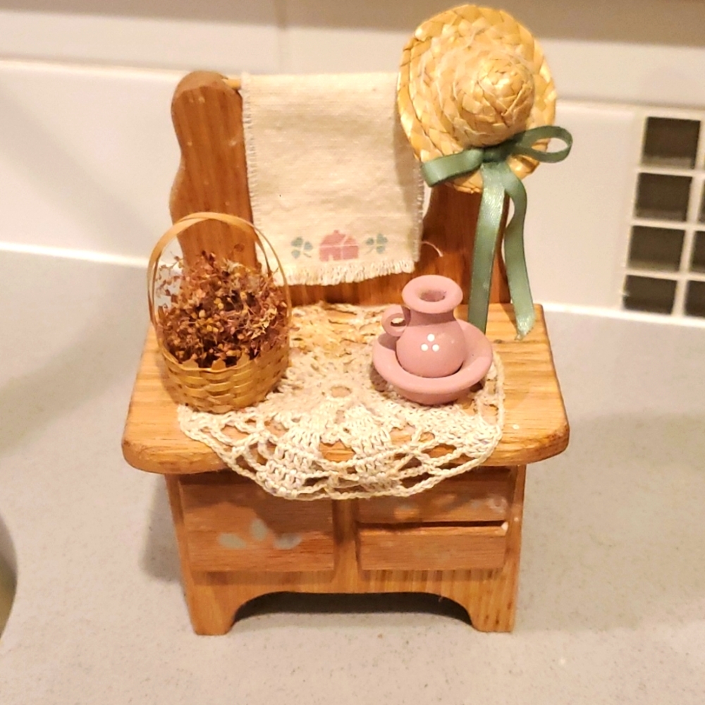 VINTAGE Doll House Furniture - 7IN